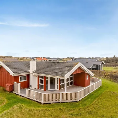 Lovely With Covered And Enclosed Terrace, Close To The Sea Casa de Férias