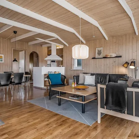 펜션 Lovely With Covered And Enclosed Terrace, Close To The Sea 티스테드