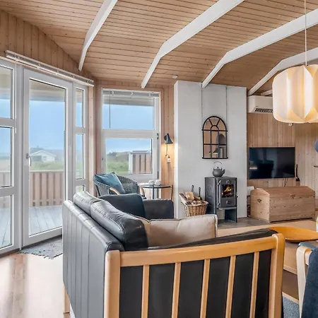 Lovely With Covered And Enclosed Terrace, Close To The Sea *