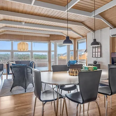 Lovely With Covered And Enclosed Terrace, Close To The Sea *