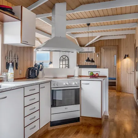 Lovely With Covered And Enclosed Terrace, Close To The Sea * 티스테드