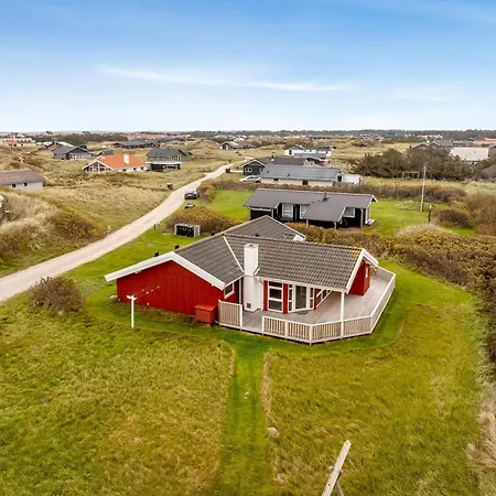 Lovely With Covered And Enclosed Terrace, Close To The Sea