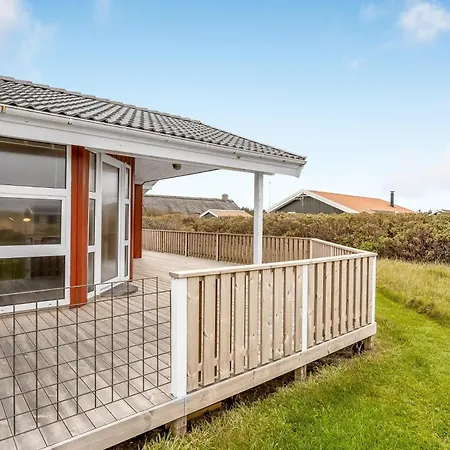 Lovely With Covered And Enclosed Terrace, Close To The Sea *