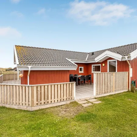 Lovely With Covered And Enclosed Terrace, Close To The Sea *
