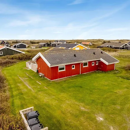Lovely With Covered And Enclosed Terrace, Close To The Sea